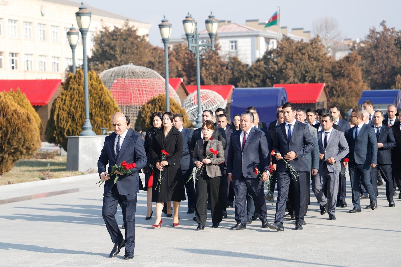 30 illik yubiley ərəfəsində ümummili lider Heydər Əliyevin abidəsi ziyarət olunub -