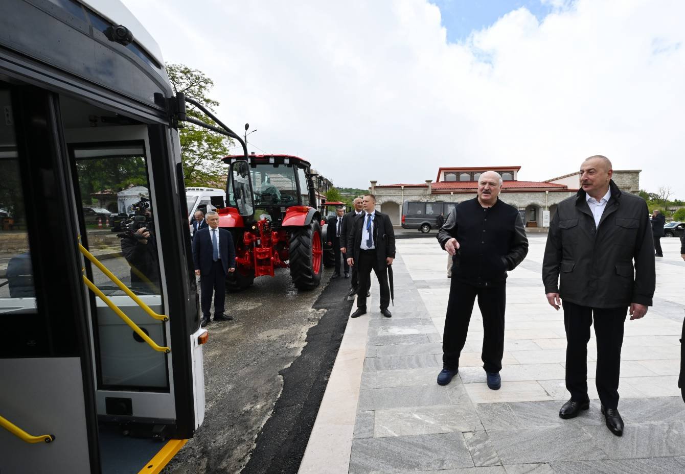 Azərbaycan ilə Belarusun birgə istehsalı olan avtobusa və Belarus Prezidentinin hədiyyə etdiyi traktorlara baxış keçirilib