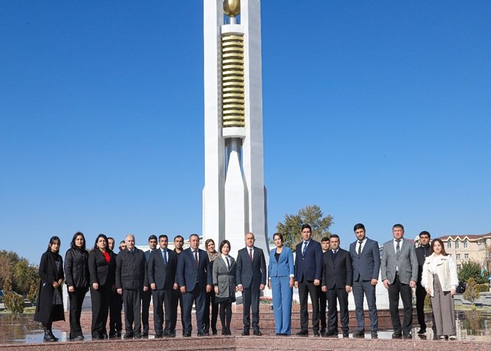 Gənclər və İdman Nazirliyinin kollektivi Zəfər Abidəsini ziyarət edib -