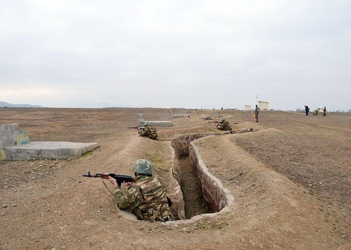 Hərbi vəzifəlilərlə keçirilən təlim toplanışı davam edir -