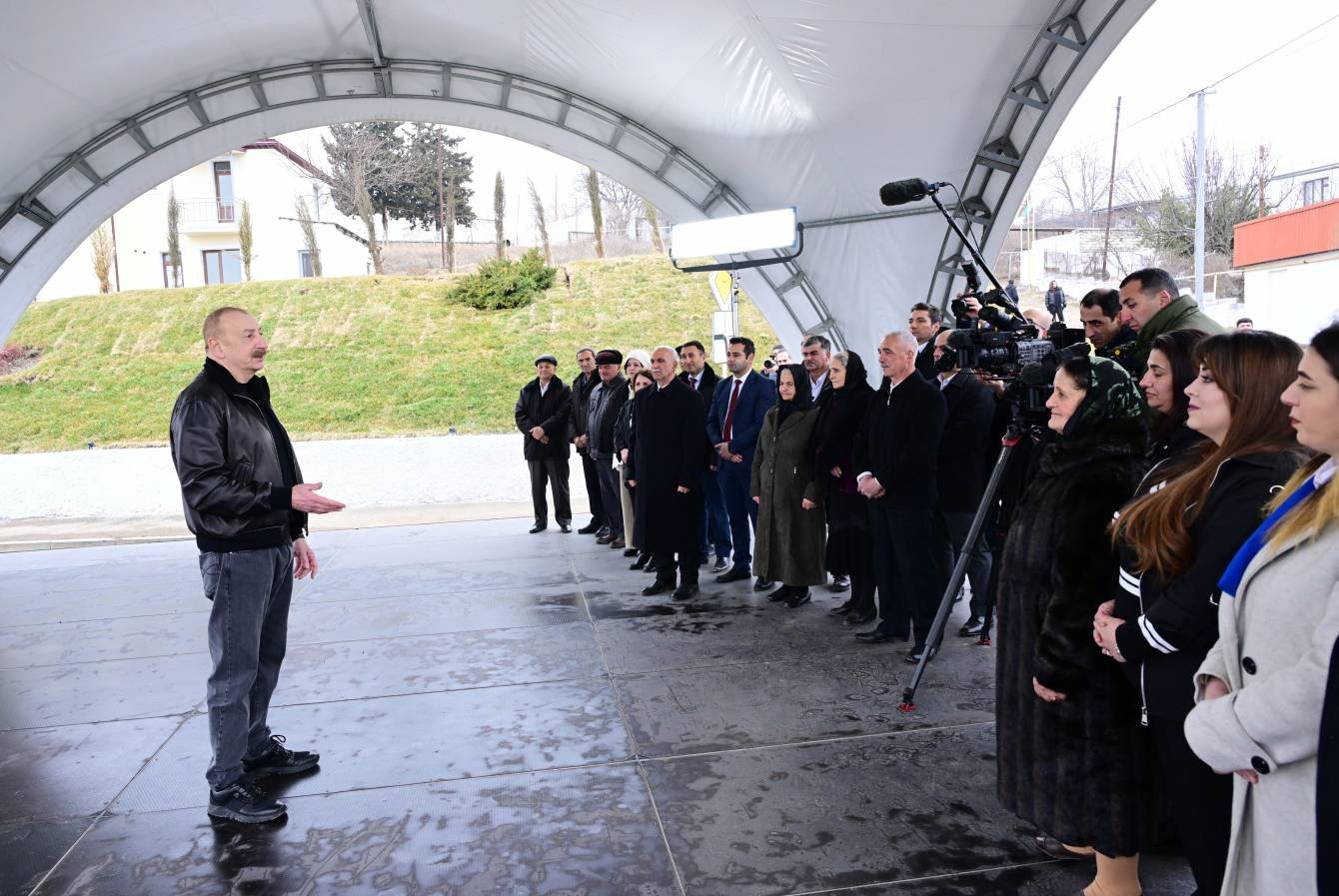 İlham Əliyev: Hər şeyi mərhələli yollarla edirik, öz gücümüzlə, bizə heç kim kömək etmir