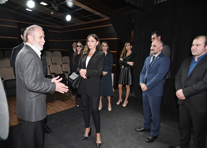 Mehriban Əliyeva Azərbaycan Dövlət Pantomim Teatrında olub -