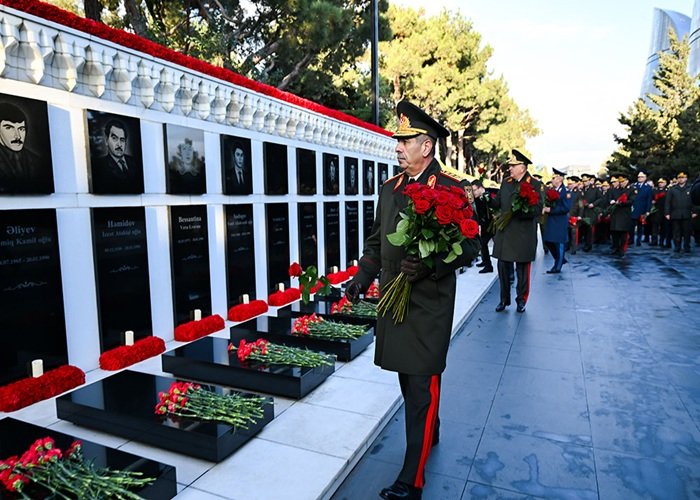 Müdafiə Nazirliyinin rəhbər heyəti Şəhidlər xiyabanını ziyarət edib -