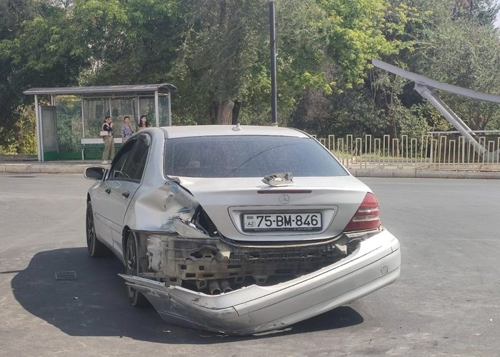 Naxçıvan şəhərində "Mercedes" motosikletlə toqquşub -