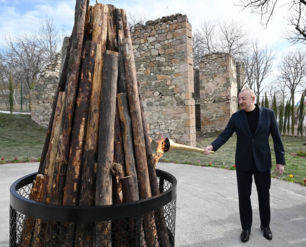 Prezident və birinci xanım Ağdərənin Həsənriz kəndində sakinlərlə birlikdə Novruz tonqalını alovlandırıblar