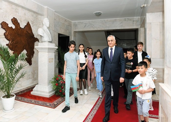 Prezidentin Naxçıvandakı nümayəndəsi uşaqların suallarını cavablandırıb, uşaqlıq arzularından danışıb - FOTO