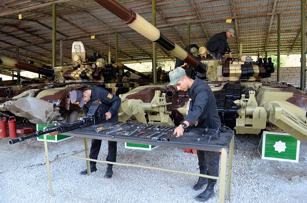 Silah və texnikanın payız-qış mövsümündə istismar rejiminə keçirilməsi ilə bağlı kompleks tədbirlər icra olunur -